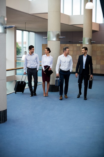 Dirigeants d'entreprises marchant dans le hall d'un centre de conférence