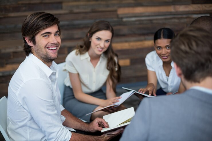 Dirigeants d'entreprises travaillant au bureau