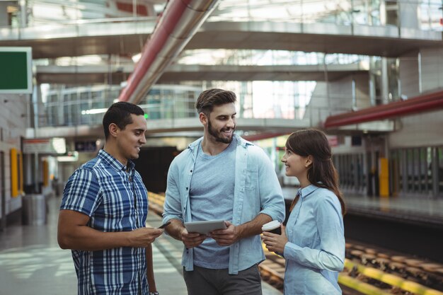 Les dirigeants interagissent les uns avec les autres sur la plateforme