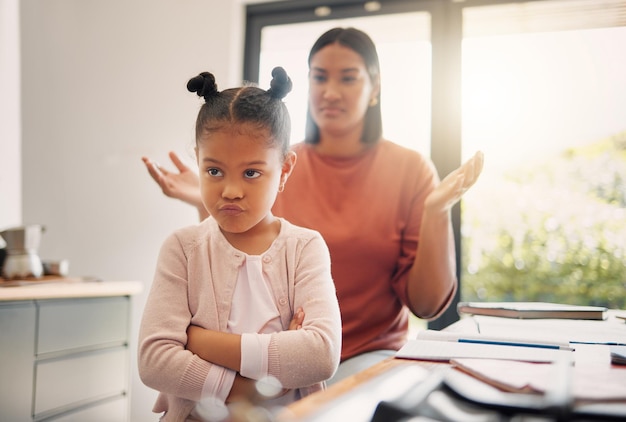 Discipline et famille bouleversées alors qu'une petite fille offensée et têtue a l'air mécontente de sa mère réprimande en arrière-plan Problème vilain et mauvais enfant en colère et ignorant ses parents à la maison