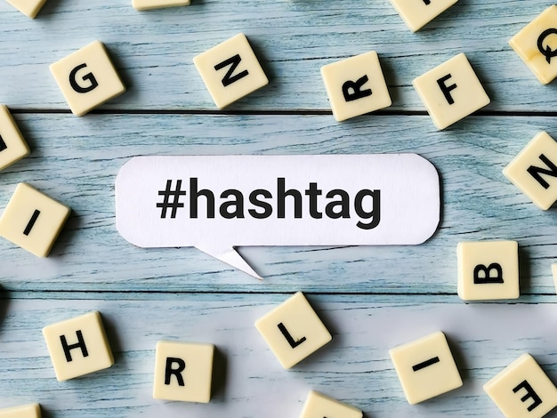 Discours de bulle de mise au point sélective hashtag écrit avec un tas de lettres carrées.