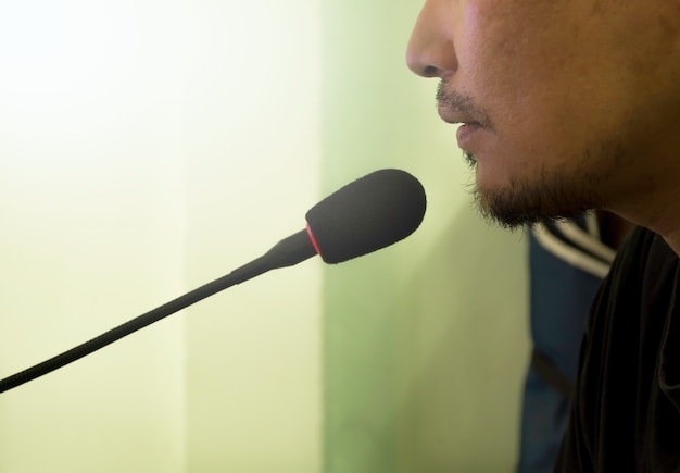 Photo discours masculin avec microphone