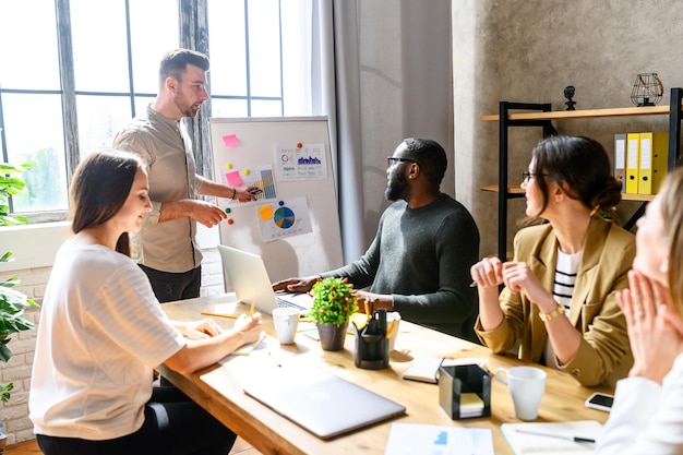 Discussion d'affaires dans le bureau contemporain