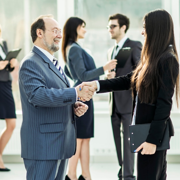 Discussion d'affaires, l'équipe discute des ventes sur le lieu de travail au bureau