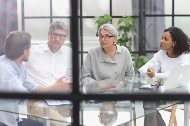 Discussion des gens d'affaires prospères au bureau