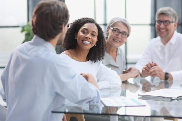 Discussion des gens d'affaires prospères au bureau