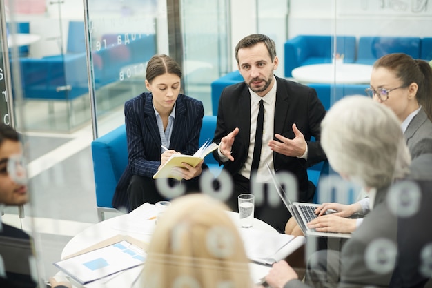 Discussion de groupe en réunion