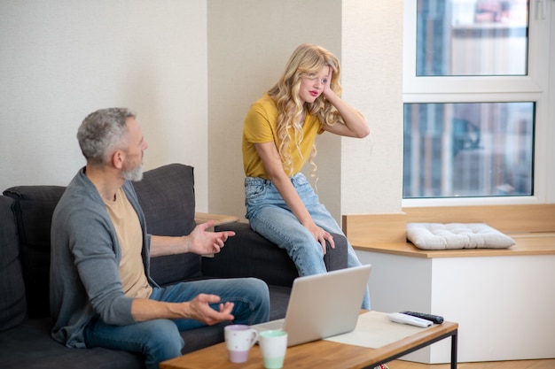 Discussion. Papa et sa fille à la maison discutant