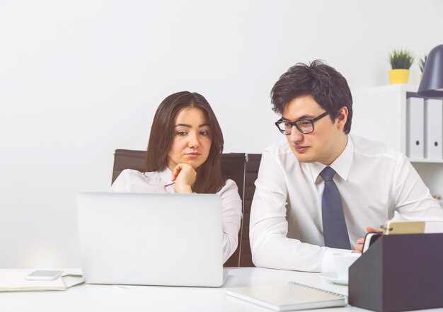 Discuter au bureau