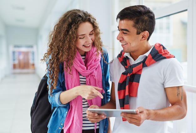 discuter en souriant données montrant fille