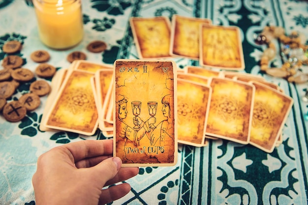 Une Diseuse De Bonne Aventure Lit Avec Des Cartes De Tarot Mise Au Point Sélective