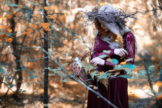 La diseuse de bonne aventure mène un rituel dans les profondeurs de la forêt