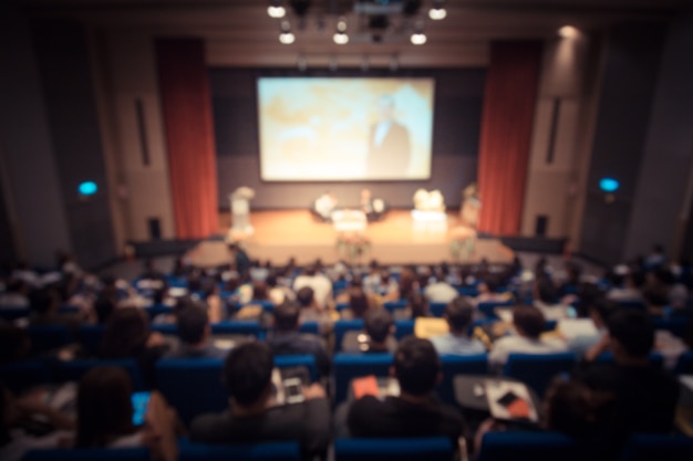 Disfocus du conférencier donnant une conférence d'entreprise d'entreprise