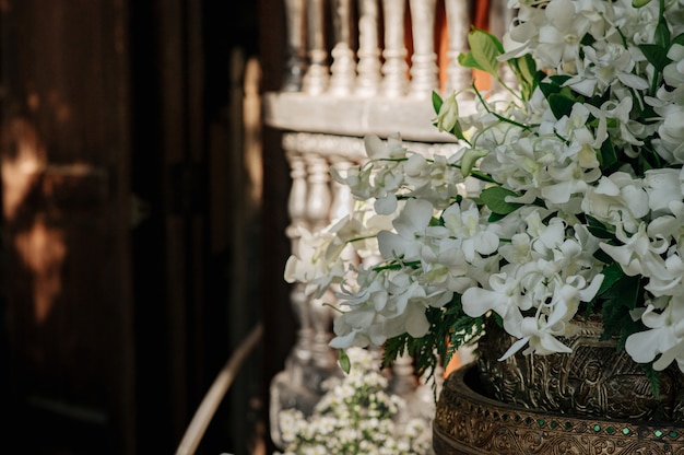 Disposez les fleurs avec des orchidées blanches.