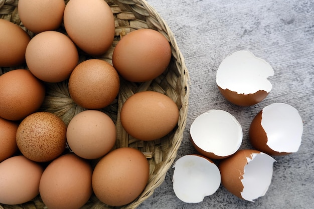 Disposez les œufs crus sur un plateau au studio Les prix des produits de base des œufs augmentent en ce moment