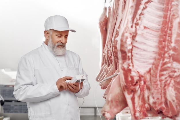 Dispositif de boucherie et test des carcasses de porc frais.