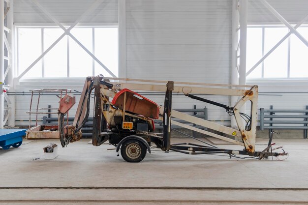 Le dispositif de la façade du bâtiment utilisant une plate-forme pour soulever les travailleurs Machines de construction automotrices pour soulever les constructeurs en hauteur sur un chantier de construction