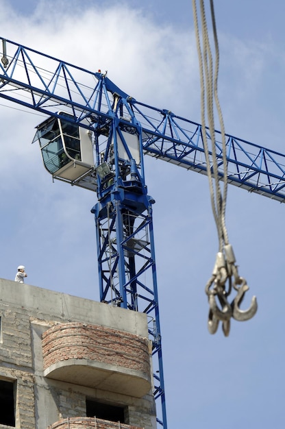 Dispositif de levage et construction d'une maison à plusieurs étages