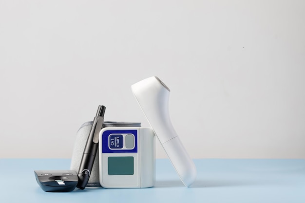 Dispositifs de diagnostic médical équipement de mesure tensiomètre thermomètre glucomètre