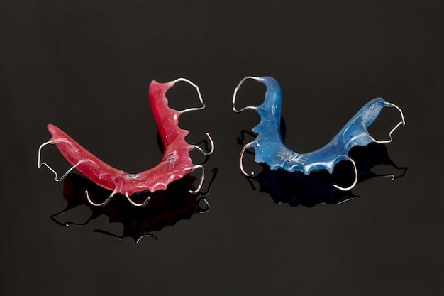 Photo dispositifs de retenue dentaires colorés pour les dents sur la surface en verre