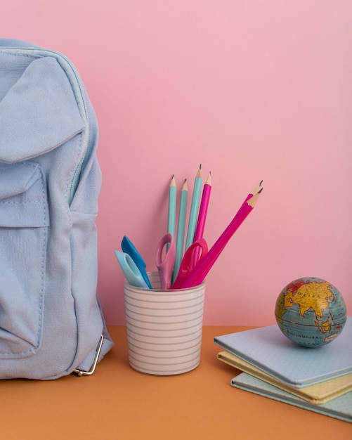 Disposition de bureau avec des crayons