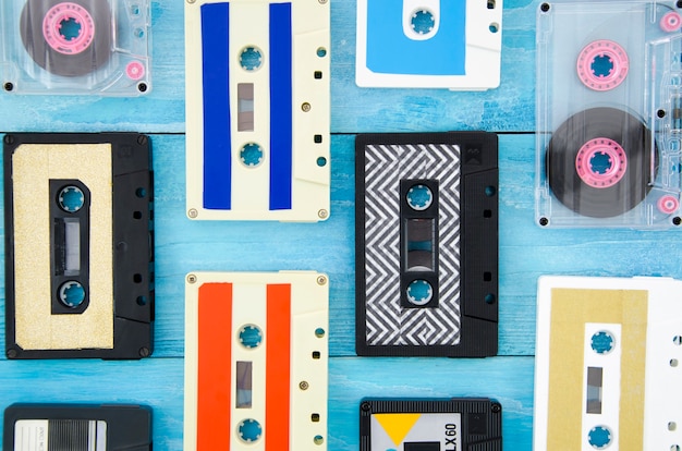 Photo disposition de cassettes différentes sur une surface en bois