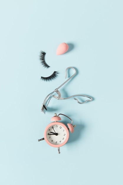 Disposition créative avec accessoires de maquillage sur fond bleu pastel