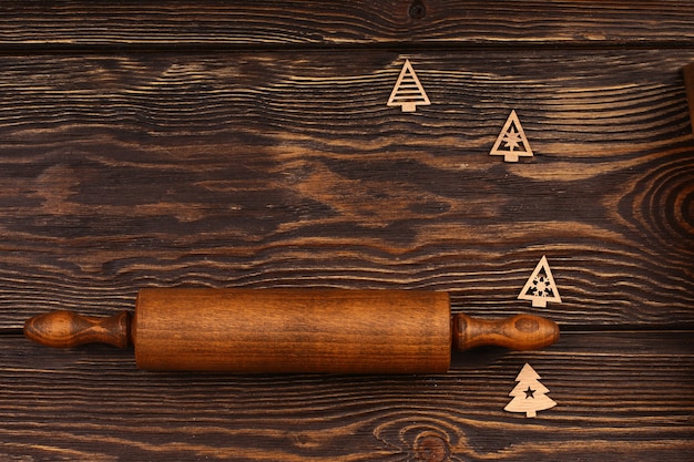 Disposition culinaire de Noël sur un fond en bois. Rouleau à pâtisserie en bois avec des éléments d'arbre de Noël pour le menu de la table de fête. Vue de dessus, style plat.