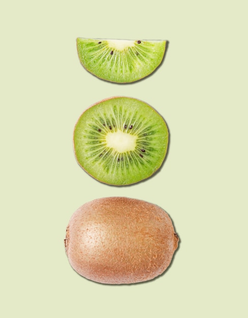 Disposition du concept à base de kiwi tranché frais et de kiwi sur fond vert. Vue de dessus et macro.