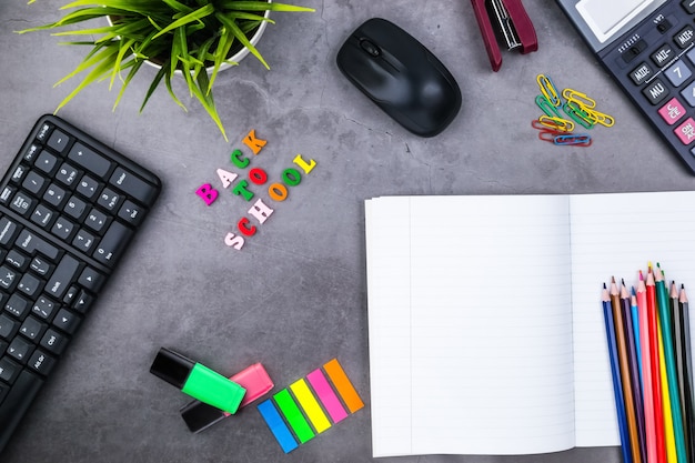 La Disposition Des Fournitures Scolaires. La Vue Du Haut. Lay Plat. Retour à L'école.