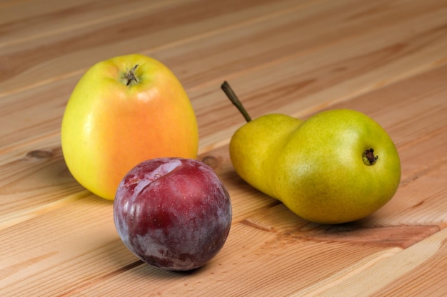 Disposition des fruits sur une table en bois