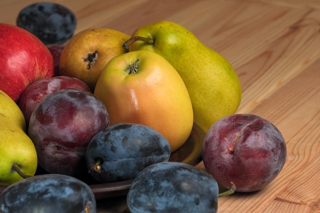 Disposition des fruits sur une table en bois