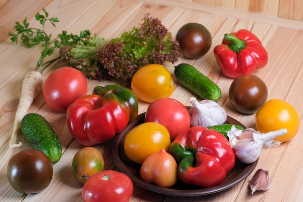 Disposition de légumes avec des tomates