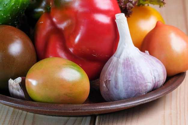 Disposition de légumes avec des tomates