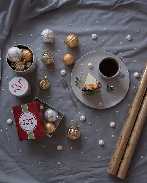 Disposition de Noël, boules de jouets et pâtisseries sucrées sur le lit, vue de dessus