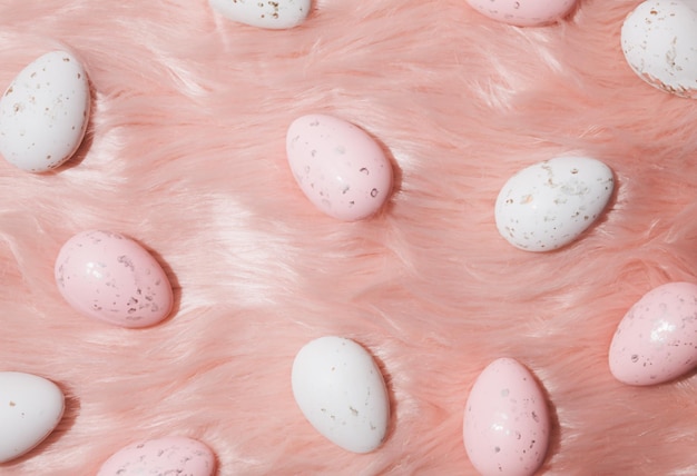 Disposition de Pâques faite d'oeufs colorés sur fond de fourrure rose Concept de vacances de printemps minimal Mise à plat
