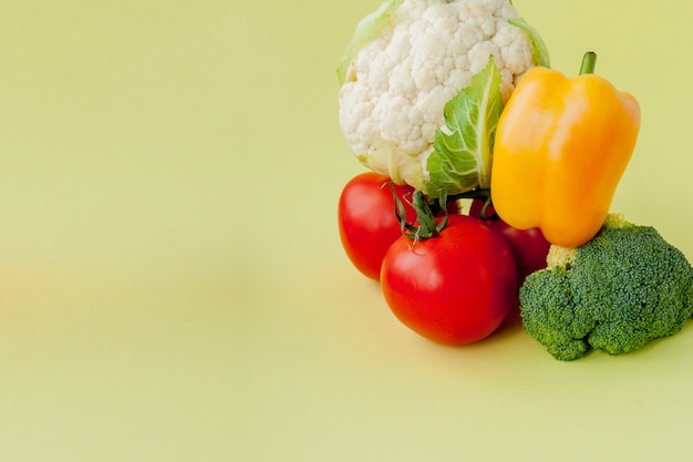 Disposition Saine Et Propre, Nourriture Végétarienne Et Concept De Nutrition Diététique. Divers Ingrédients De Légumes Frais Pour Salade Sur Fond De Tableau Jaune, Vue De Dessus, Cadre, Bannière.