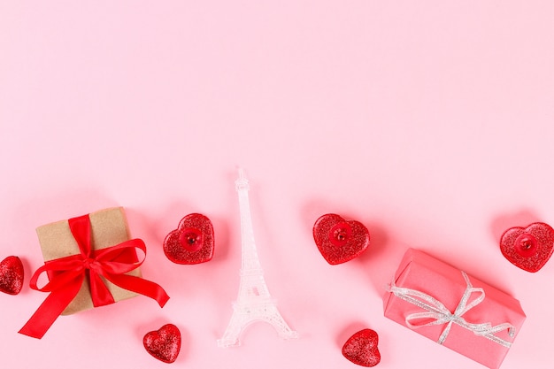 Disposition de la Saint-Valentin. Cadeaux, coeurs, tour Eiffel sur fond rose pastel. La saint Valentin