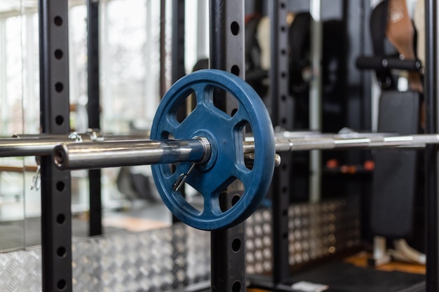 Disque barbell close up dans la salle de gym