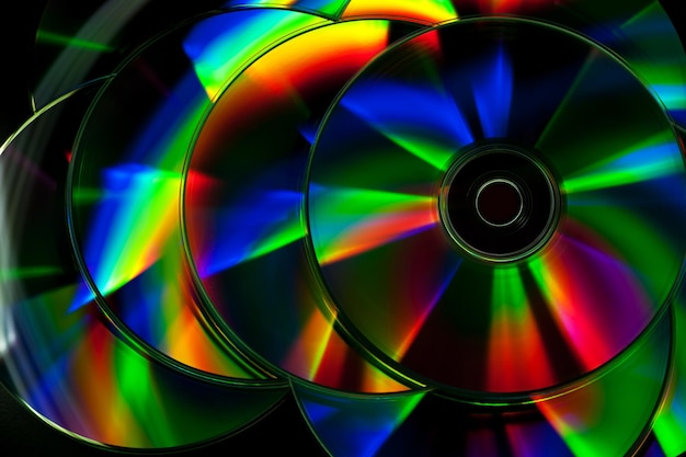 Disque CD et DVD sur fond noir abstrait