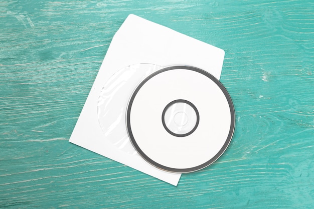 Disque CD sur une table en bois