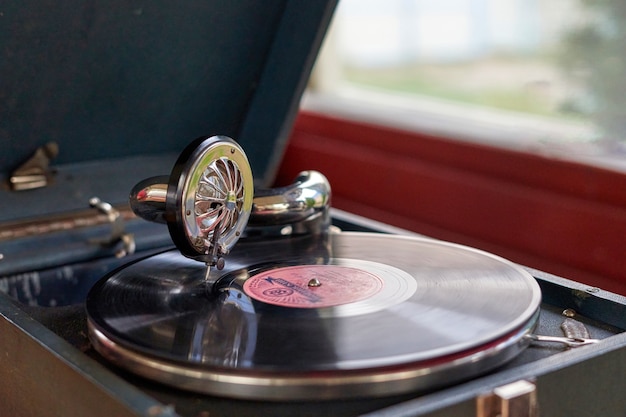 Le disque du gramophone est joué sur le vieux potiphon