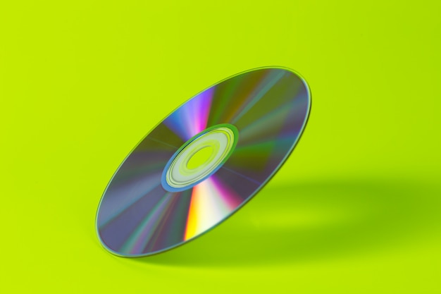 Disque DVD isolé sur fond vert fluo