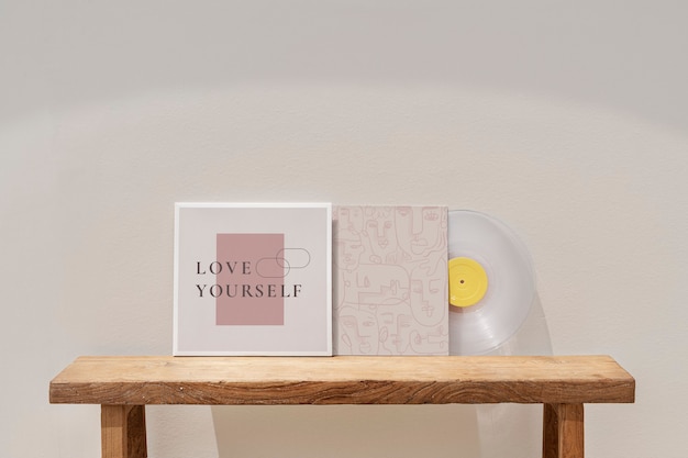 Disque vinyle appuyé contre le mur design intérieur minimal