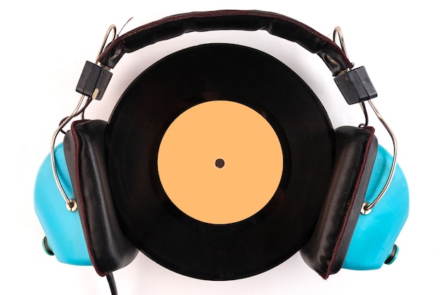 Disque vinyle et casque. Amateur d'audio, mélomane ou équipement DJ professionnel