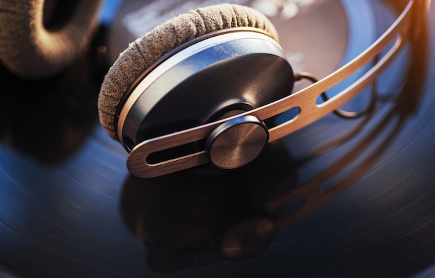 Disque vinyle et casque sur table en bois