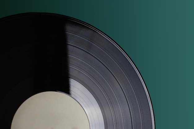 Disque vinyle classique gros plan sur fond vert musique de stockage de données obsolètes