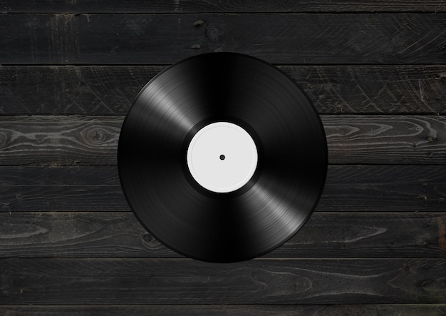 Disque vinyle isolé sur fond de bois noir