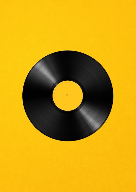 Disque vinyle isolé sur fond jaune