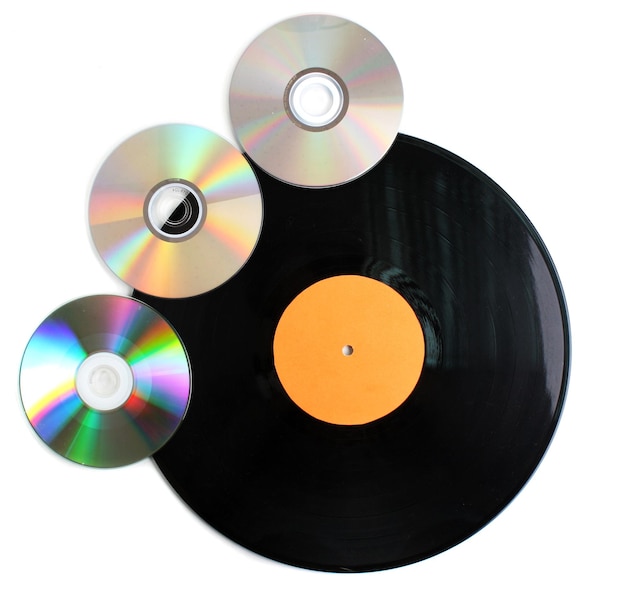 Disque vinyle noir et disques CD isolés sur blanc